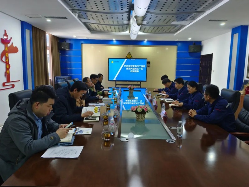 青島市工信（xìn）局副局長薑海天一行蒞臨亚洲嫩模高潮喷白浆在线观看液壓（yā）參觀指（zhǐ）導1.jpg