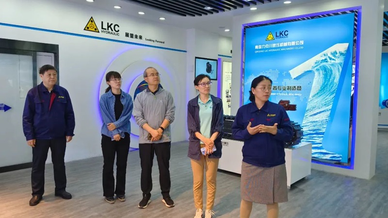 中國工程機械工業協會設備管理與維修分會秘書長周馥隆（lóng）一（yī）行蒞臨亚洲嫩模高潮喷白浆在线观看液壓參觀指（zhǐ）導2.jpg